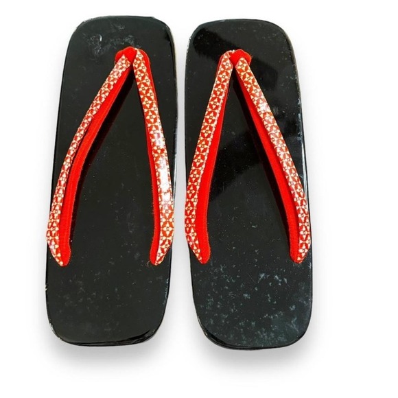 Black and red Japanese women's Kona get sandals 9.5" x 3.5" - Picture 3 of 8